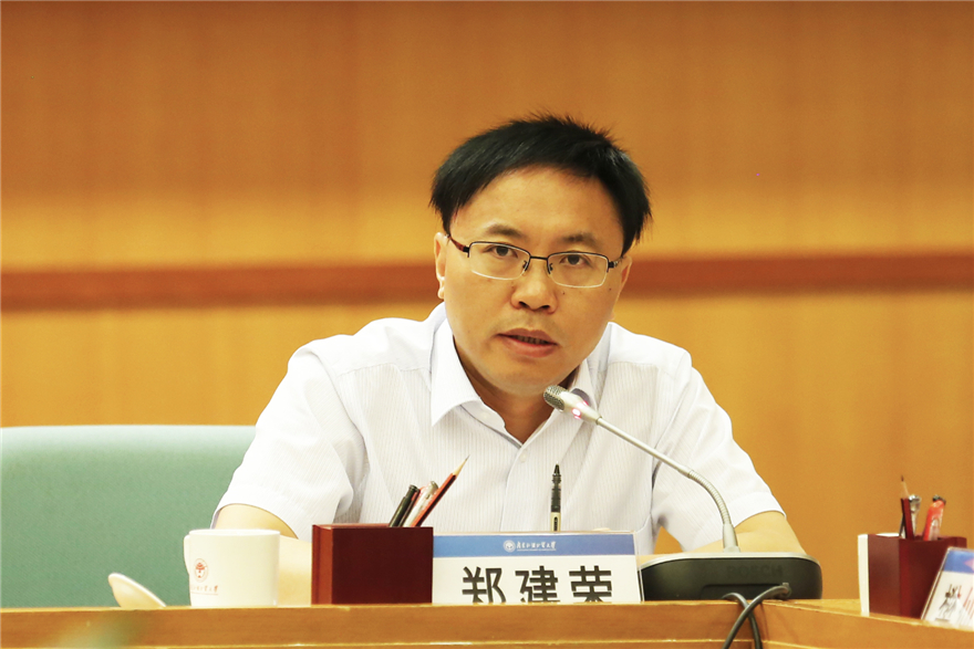 郑建荣回答提问