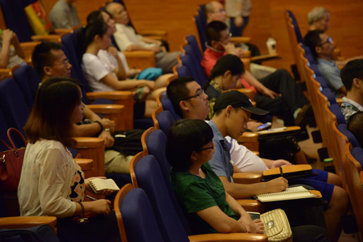 现场听众认真听取讲座